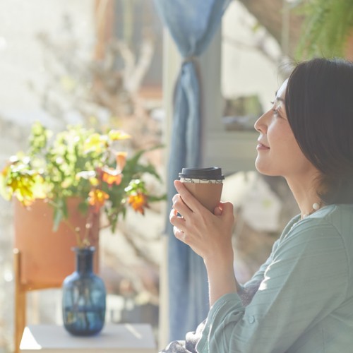 くつろぐ更年期の女性