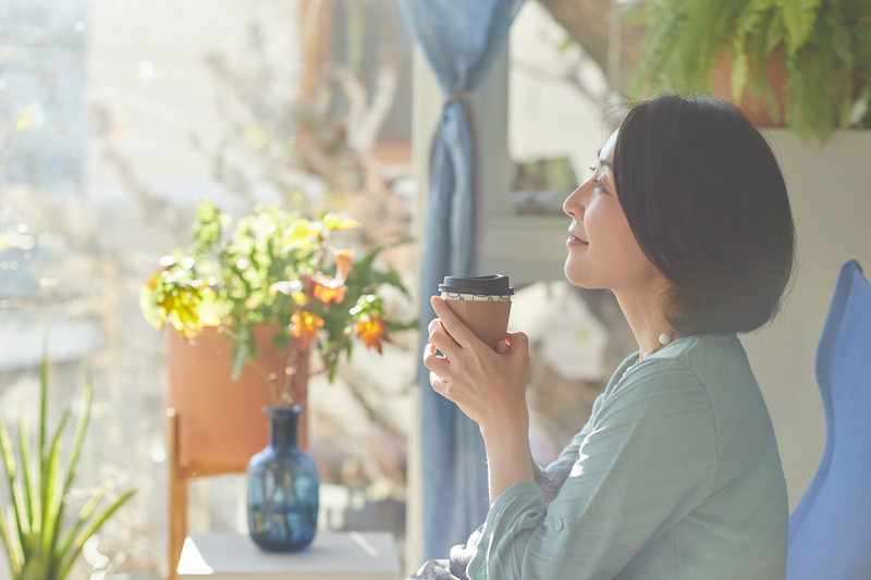 くつろぐ更年期の女性