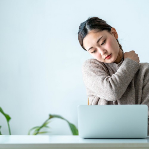 肩こりに悩む更年期の女性