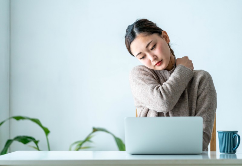 肩こりに悩む更年期の女性