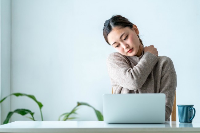 肩こりに悩む更年期の女性