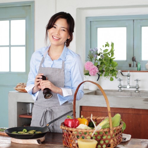 料理をする女性