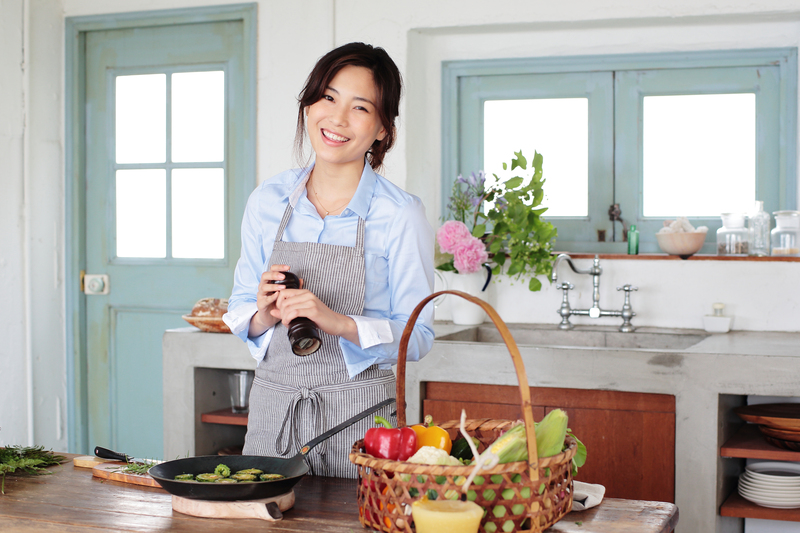 料理をする女性