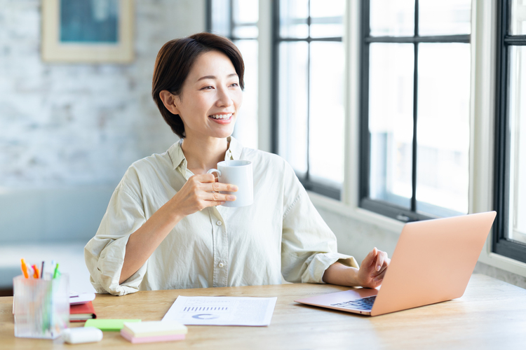 仕事中に水分をとる女性