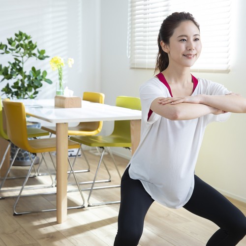 トレーニングする女性