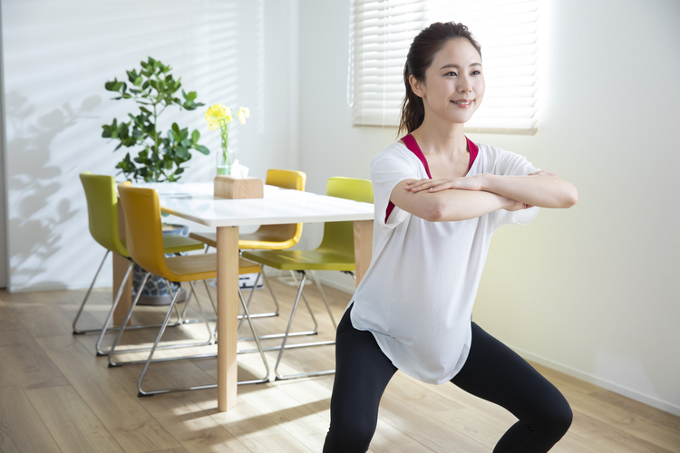 トレーニングする女性