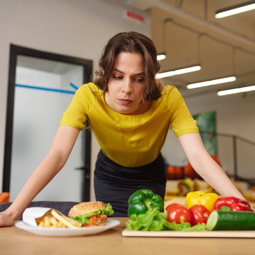 食事のことで悩む女性