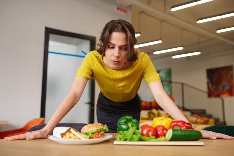 食事のことで悩む女性