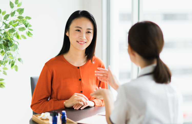 相談する女性